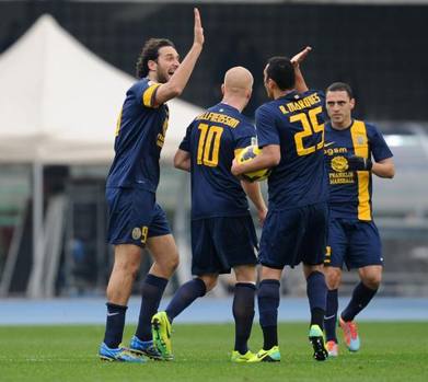 Nell'incredibile finale di gara arriva anche il pari definitivo di Gomez. La Juve è rimontata, il Bentegodi gode, la Serie A tira un sospiro di sollievo, il campionato non è ancora finito. Ansa